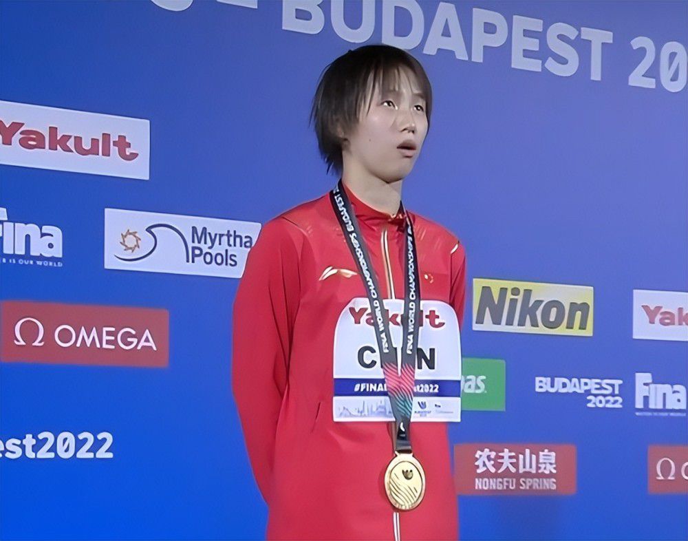 曼联希望尽快与法国后卫进行对话，但俱乐部不会以目前的标准触发续约选项，而是必须调整相关条款，否则瓦拉内就将在今夏离开。